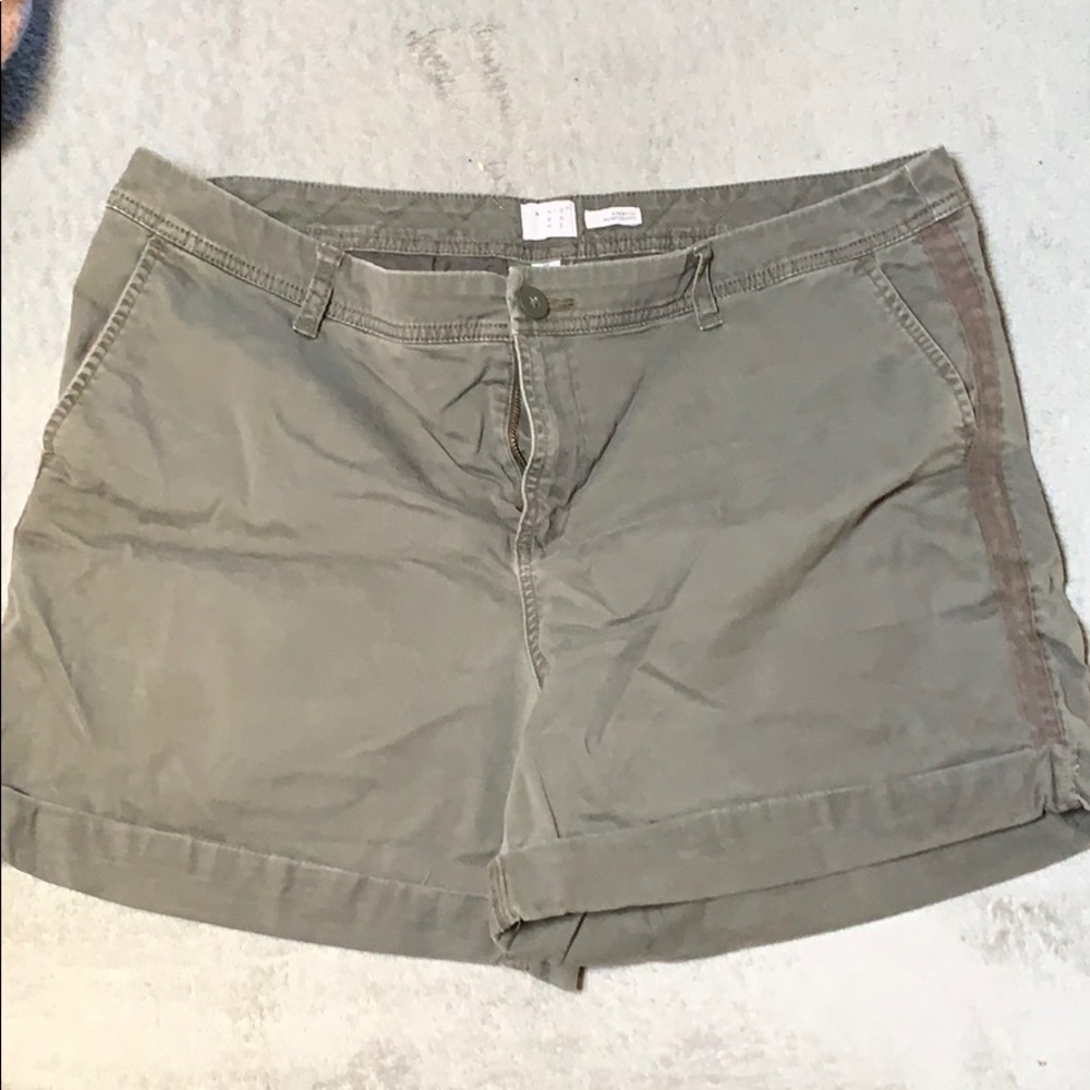 Army green shorts, excellent condition